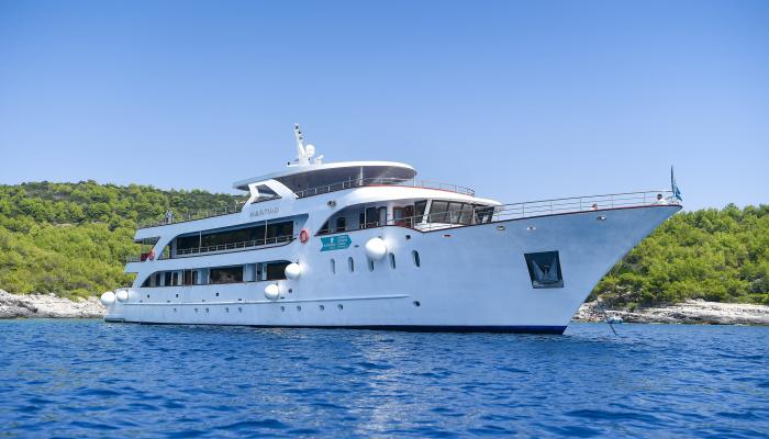 Deluxe Superior cruiser MV Maritimo