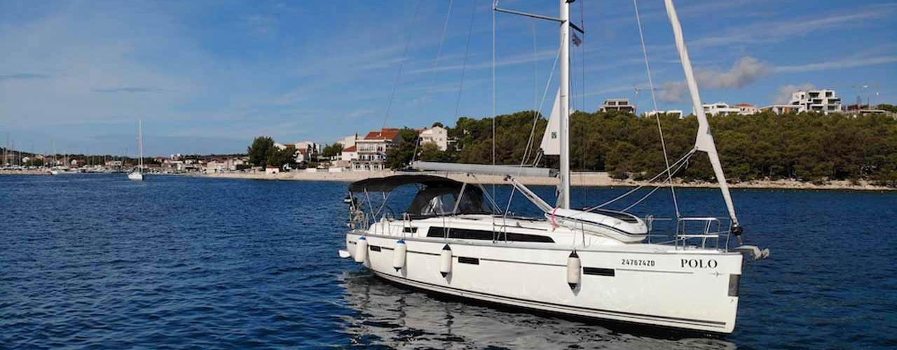 sailboat Bavaria Cruiser 37